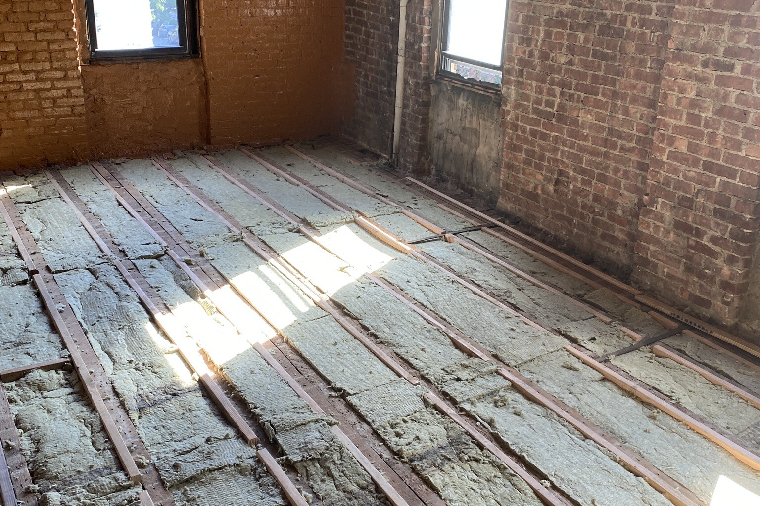 Opretning af bj&aelig;lkelag i &aelig;ldre ejendom inden gulvl&aelig;gning